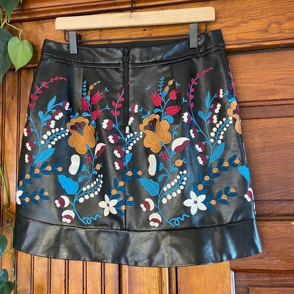 Laundry Faux-Leather Floral-Embroidered Skirt Size M - Picture 5 of 11